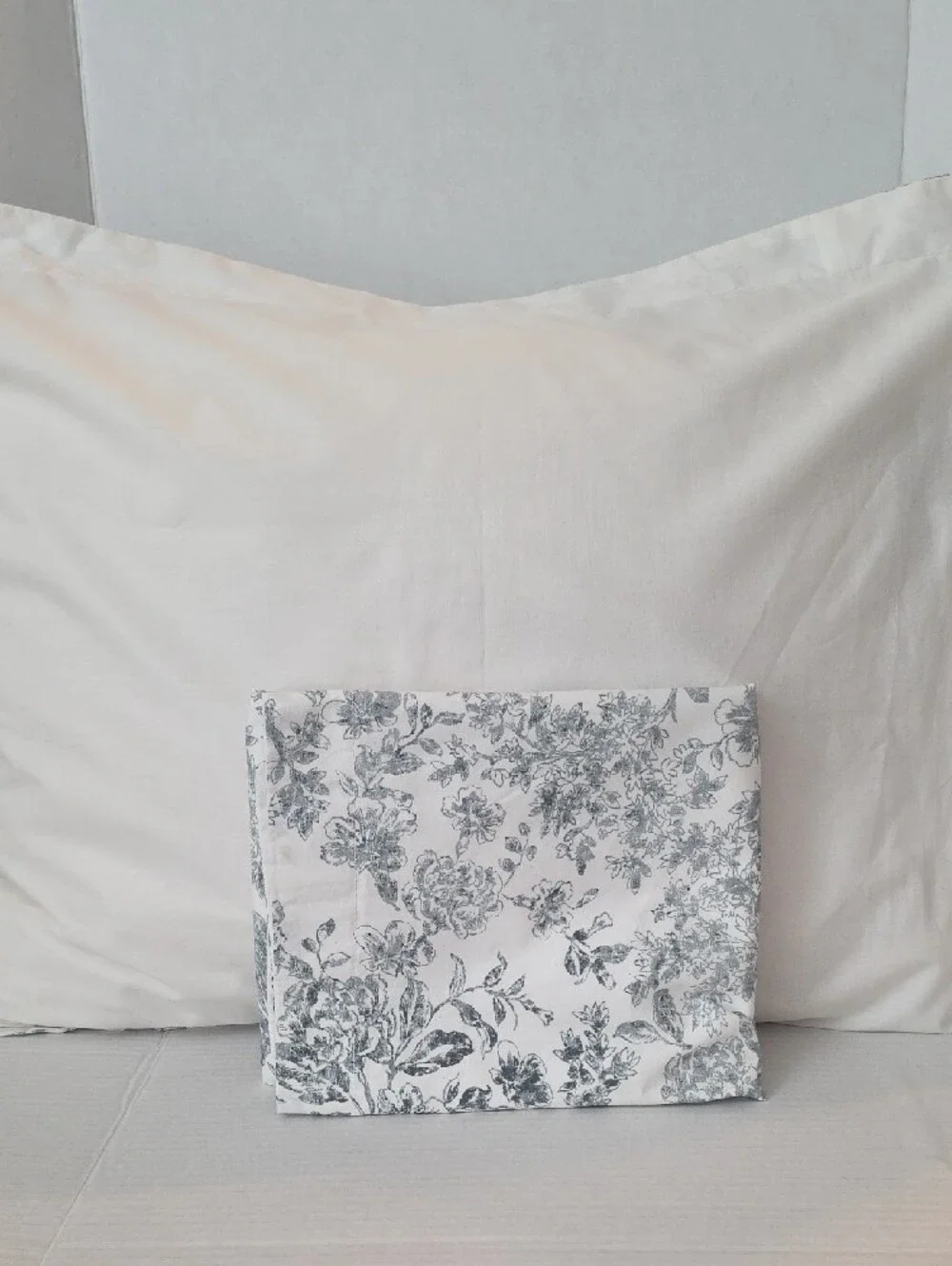 Tahari Cotton Botanical Floral White Blue Block Print Full/Queen Comforter Set